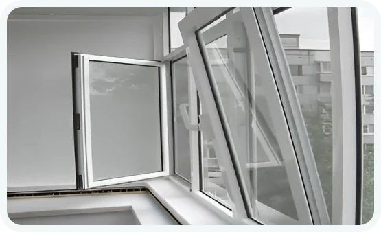 Поворотно-откидная створка пластикового окна в режиме проветривания